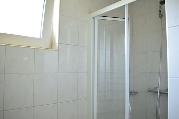 Foto van Bungalow in Nederland met Terras - Vakantiehuis in Voorthuizen - BathRoom