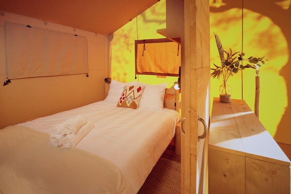 Foto van Glamping Tent in Nederland met BBQ - Vakantiehuis in Zeewolde - BedRoom