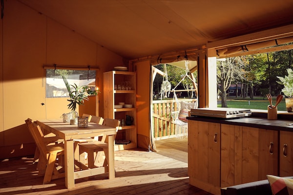 Foto van Glamping Tent in Nederland met BBQ - Vakantiehuis in Zeewolde - LivingRoom