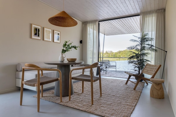 Foto van Waterlodge in Nederland met Paddleboarden - Vakantiehuis in Zeewolde - LivingRoom