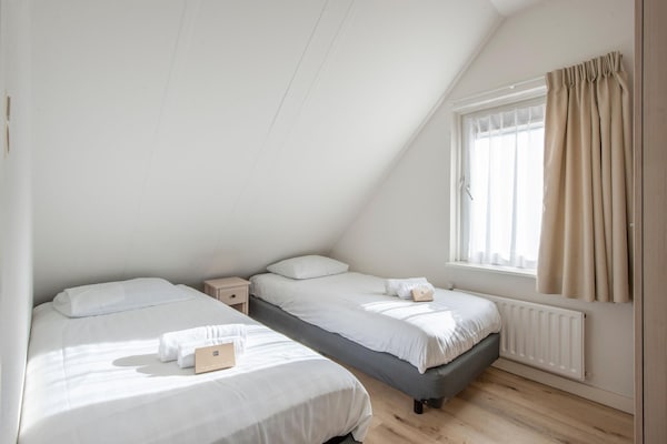 Foto van Villa in Zeeland dicht bij het strand - Vakantiehuis in Scharendijke - BedRoom