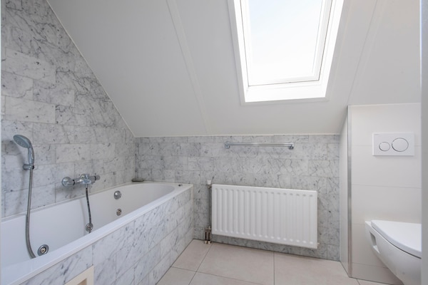 Foto van Villa in Zeeland dicht bij het strand - Vakantiehuis in Scharendijke - BathRoom
