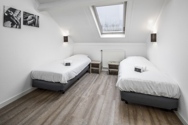 Foto van Bungalow in Zeeland met tuin en terras - Vakantiehuis in Renesse - BedRoom