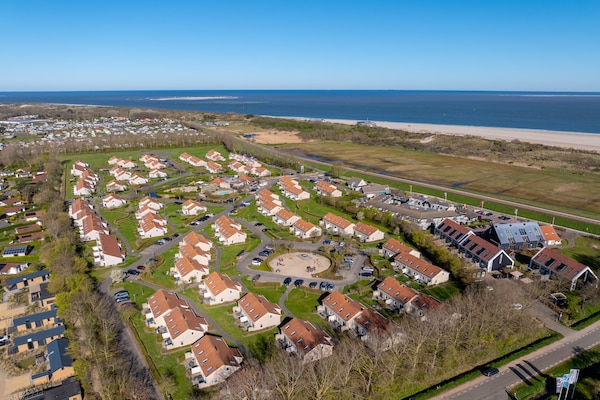 Foto van Bungalow in Zeeland bij het Strand - Vakantiehuis in Renesse - ParkFacilities