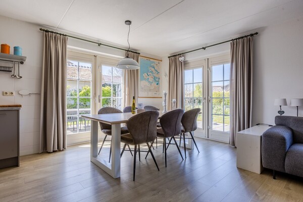 Foto van Villa in Domburg bij Noordzeestrand - Vakantiehuis in Domburg - DiningRoom