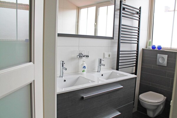 Foto van Luxe woning in Zeeland met infraroodsauna - Vakantiehuis in Breskens - BathRoom