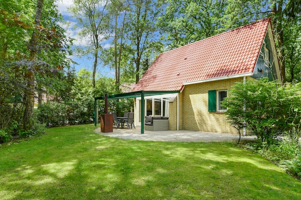 Foto van Weelderige bungalow met privé-bubbelbad - Vakantiehuis in Diessen-Baarschot - ExteriorSummer