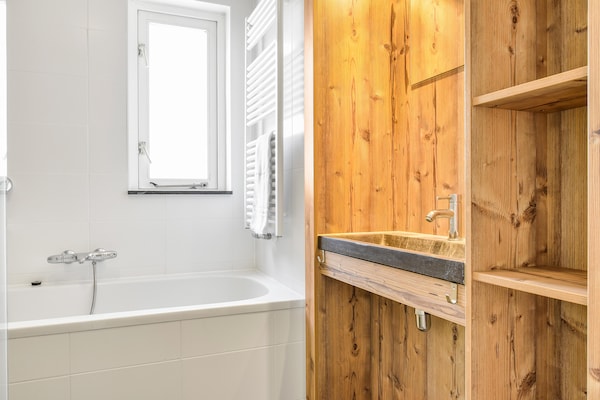 Foto van Weelderige bungalow met privé-bubbelbad - Vakantiehuis in Diessen-Baarschot - BathRoom