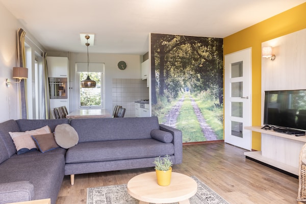 Foto van Weelderige bungalow met privé-bubbelbad - Vakantiehuis in Diessen-Baarschot - LivingRoom