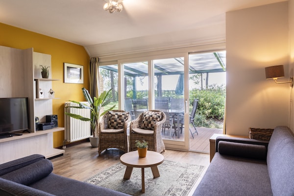 Foto van Weelderige bungalow met privé-bubbelbad - Vakantiehuis in Diessen-Baarschot - LivingRoom