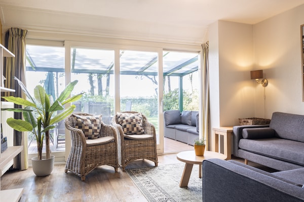 Foto van Weelderige bungalow met privé-bubbelbad - Vakantiehuis in Diessen-Baarschot - LivingRoom