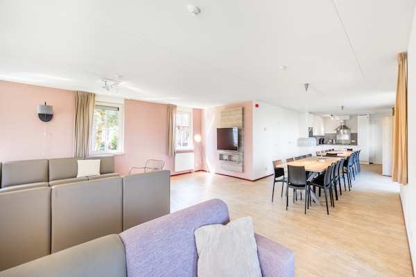 Foto van Luxe villa in Weert voor 24 personen - Vakantiehuis in Weert - LivingRoom