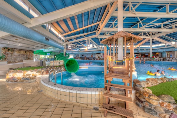 Foto van Luxe villa in Weert voor 24 personen - Vakantiehuis in Weert - ParkFacilities