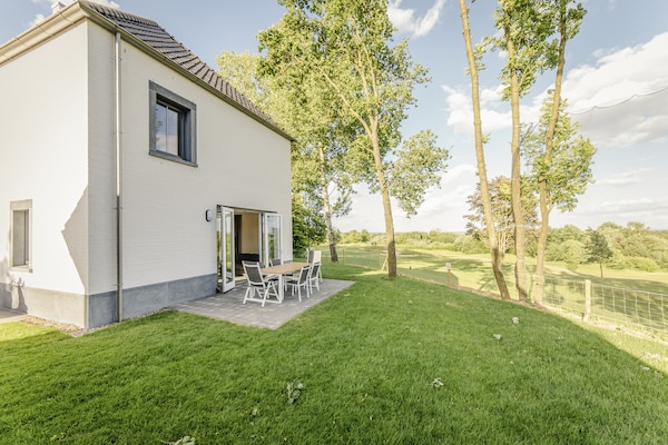 Foto van Villa in Maastricht met ruime tuin - Vakantiehuis in Maastricht - ExteriorSummer