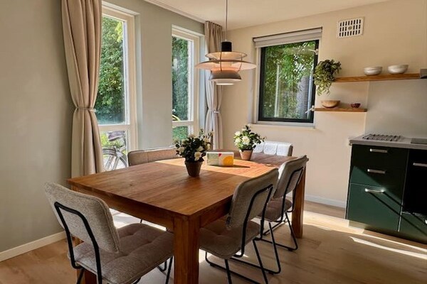 Foto van Bosretraite met zonneoplader - Vakantiehuis in Ewijk - DiningRoom