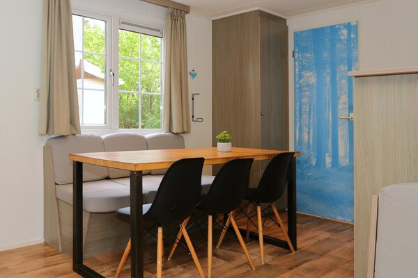 Foto van Vrolijke stacaravan op de Veluwe - Vakantiehuis in Otterlo - DiningRoom