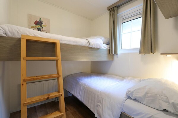 Foto van Vrolijke stacaravan op de Veluwe - Vakantiehuis in Otterlo - BedRoom
