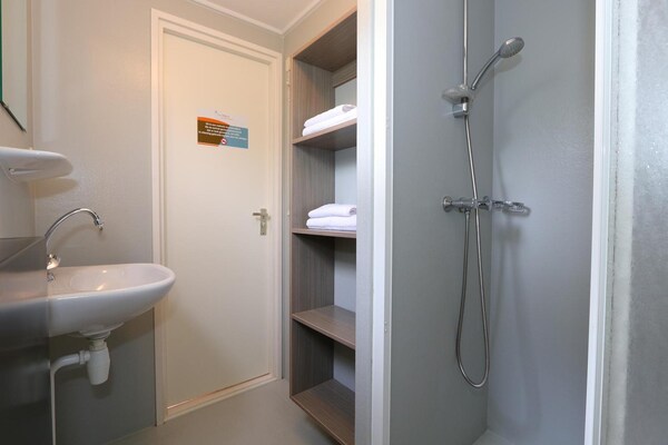 Foto van Vrolijke stacaravan op de Veluwe - Vakantiehuis in Otterlo - BathRoom