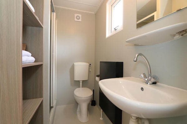 Foto van Vrolijke stacaravan op de Veluwe - Vakantiehuis in Otterlo - BathRoom