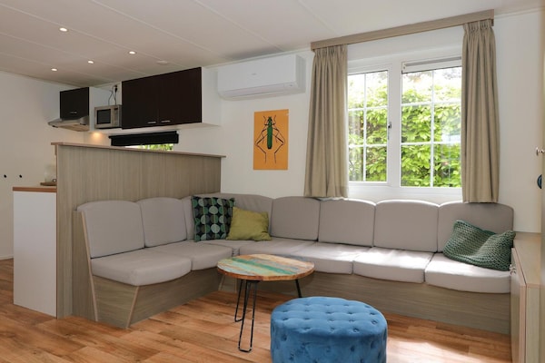 Foto van Vrolijke stacaravan op de Veluwe - Vakantiehuis in Otterlo - LivingRoom