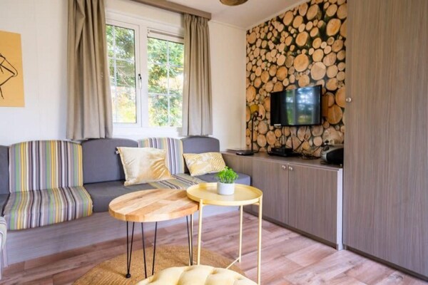Foto van Vrolijke stacaravan op de Veluwe - Vakantiehuis in Otterlo - LivingRoom