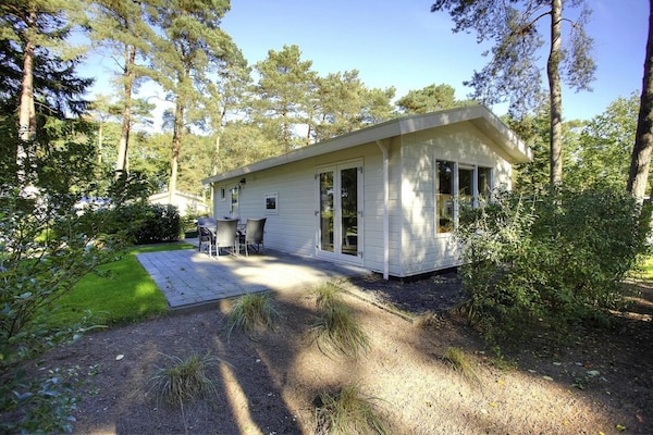 Foto van Chalet met groen en terras - Vakantiehuis in Otterlo - ExteriorSummer