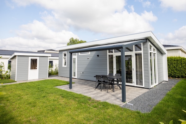 Foto van Chalet in Gelderland met ruime tuin - Vakantiehuis in Lathum - ExteriorSummer