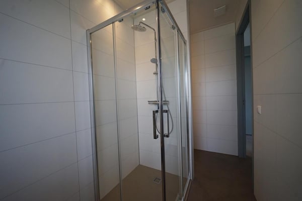 Foto van Chalet met één verdieping en veranda - Vakantiehuis in Lochem - BathRoom