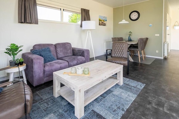 Foto van Eigentijds chalet aan het Veluwemeer - Vakantiehuis in Biddinghuizen - LivingRoom
