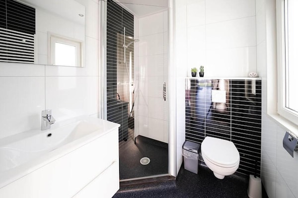 Foto van Eigentijds chalet aan het Veluwemeer - Vakantiehuis in Biddinghuizen - BathRoom