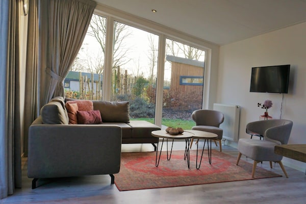Foto van Eigentijds chalet aan het Veluwemeer - Vakantiehuis in Biddinghuizen - LivingRoom