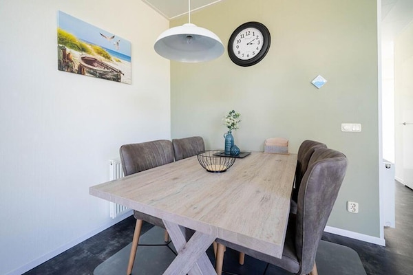 Foto van Eigentijds chalet aan het Veluwemeer - Vakantiehuis in Biddinghuizen - DiningRoom