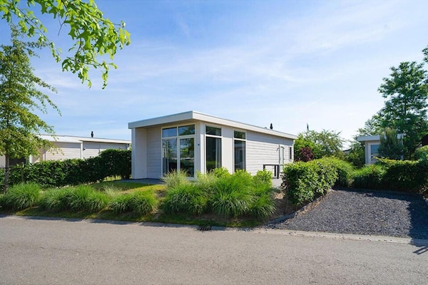 Foto van Eigentijds chalet aan het Veluwemeer - Vakantiehuis in Biddinghuizen - ExteriorSummer