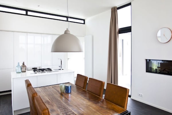 Foto van L-vormig chalet aan het Veluwemeer - Vakantiehuis in Biddinghuizen - DiningRoom