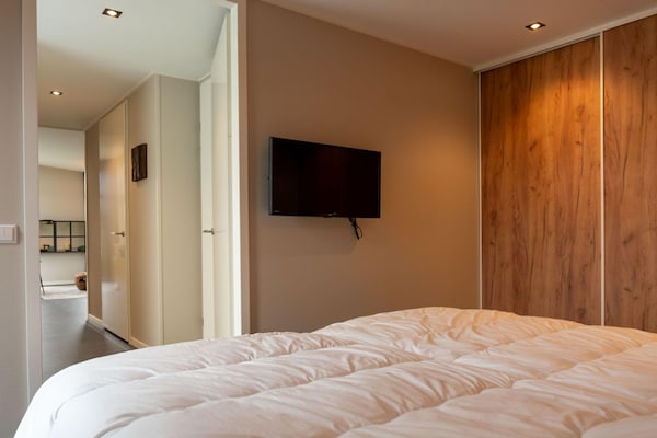 Foto van Luxe vakantiewoning omringd door water - Vakantiehuis in Sint Nicolaasga - BedRoom