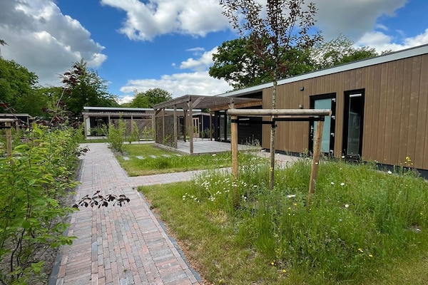 Foto van Luxe vakantiewoning omringd door water - Vakantiehuis in Sint Nicolaasga - GardenSummer