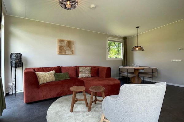 Foto van Luxe vakantiewoning omringd door water en bos - Vakantiehuis in Sint Nicolaasga - LivingRoom