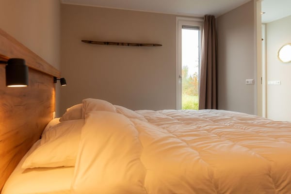 Foto van Luxe vakantiewoning omringd door water en bos - Vakantiehuis in Sint Nicolaasga - BedRoom