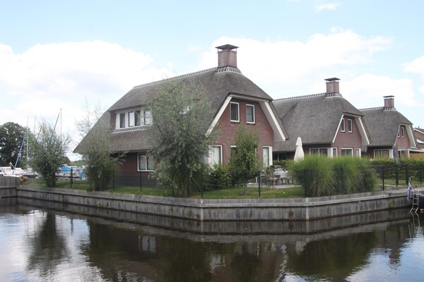 Foto van Villa met tuin, op vakantiepark aan het water - Vakantiehuis in Idskenhuizen - ExteriorSummer