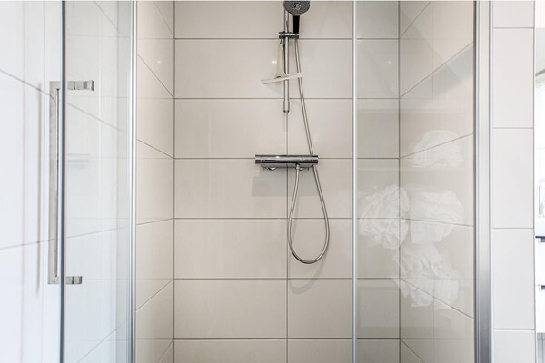 Foto van Villa met tuin, op vakantiepark aan het water - Vakantiehuis in Idskenhuizen - BathRoom