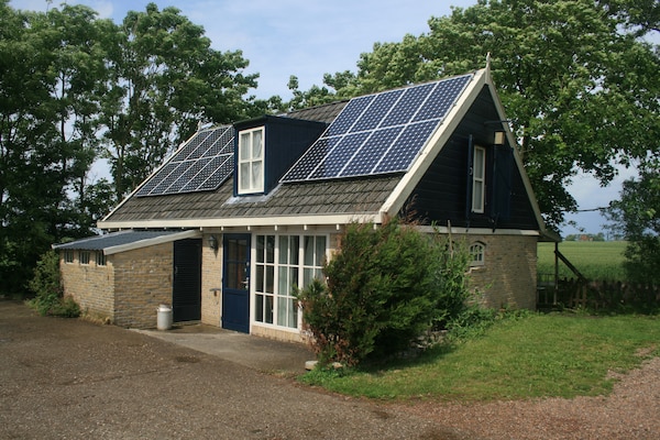 Foto van Authentieke boerderij in Pingjum met bubbelbad - Vakantiehuis in Pingjum - ExteriorSummer