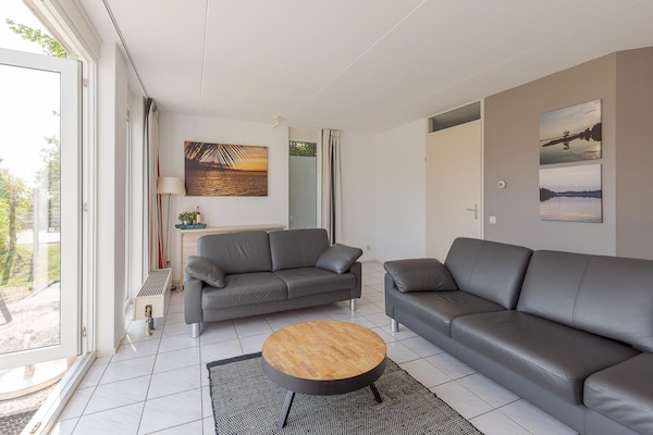 Foto van Bungalow aan het water met tuin - Vakantiehuis in Makkum - LivingRoom