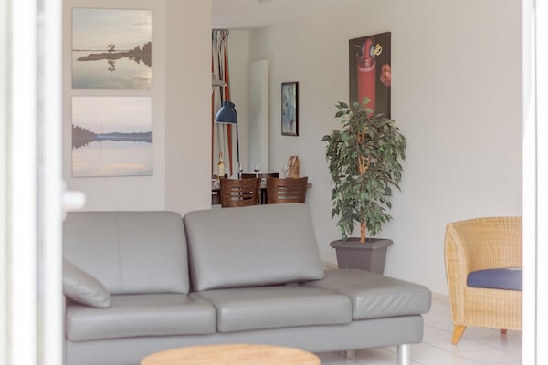 Foto van Bungalow aan het water met tuin - Vakantiehuis in Makkum - LivingRoom