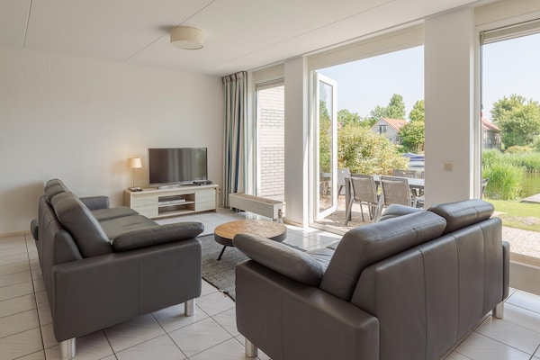 Foto van Bungalow aan het water met tuin - Vakantiehuis in Makkum - LivingRoom