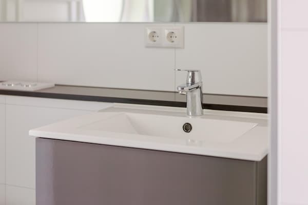 Foto van Bungalow aan het water met tuin - Vakantiehuis in Makkum - BathRoom
