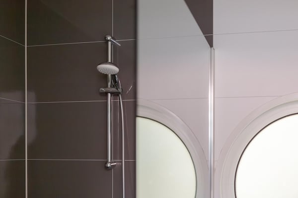 Foto van Bungalow aan het water met tuin - Vakantiehuis in Makkum - BathRoom