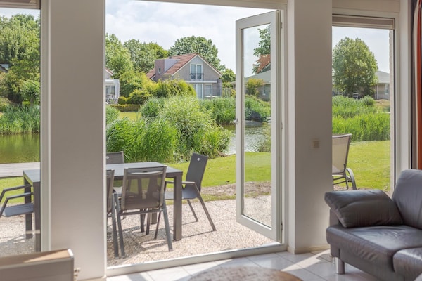 Foto van Bungalow aan het water met tuin - Vakantiehuis in Makkum - TerraceBalcony