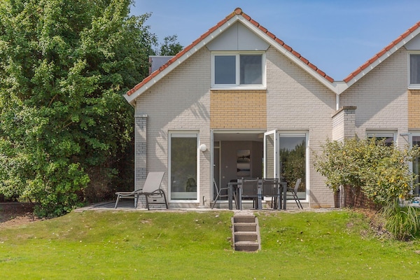 Foto van Bungalow aan het water met tuin - Vakantiehuis in Makkum - ExteriorSummer
