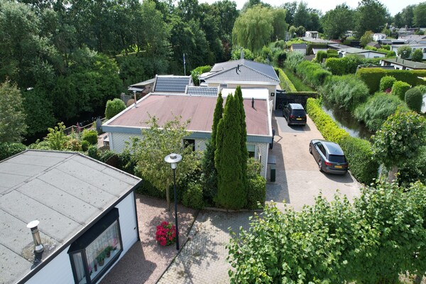 Foto van Bungalow in Makkum bij het Strand - Vakantiehuis in Friesland - ExteriorSummer
