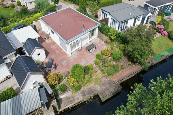 Foto van Bungalow in Makkum bij het Strand - Vakantiehuis in Friesland - ExteriorSummer
